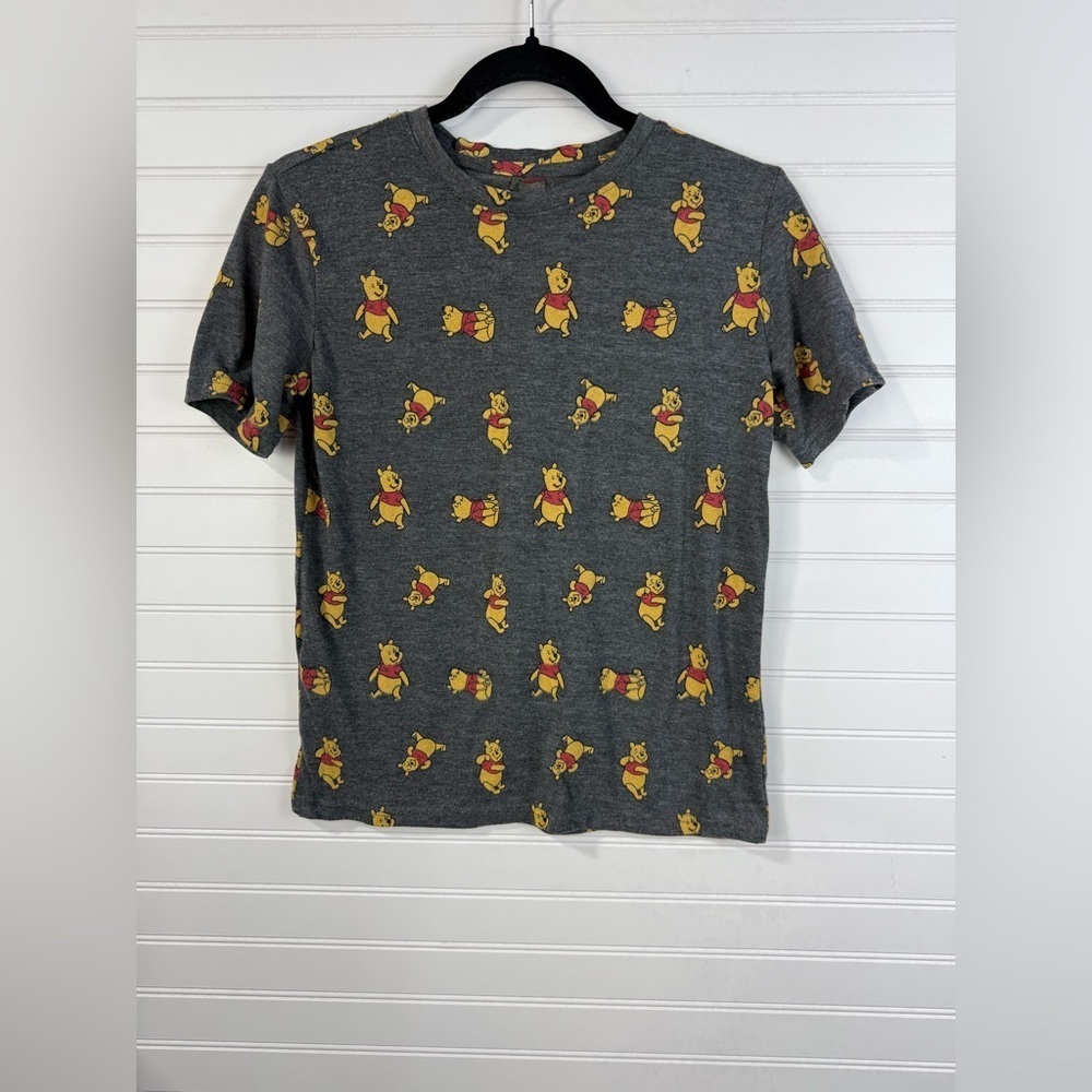 Disney‎ juniors Pooh Bear gray graphic t-shirt. Size Medium.